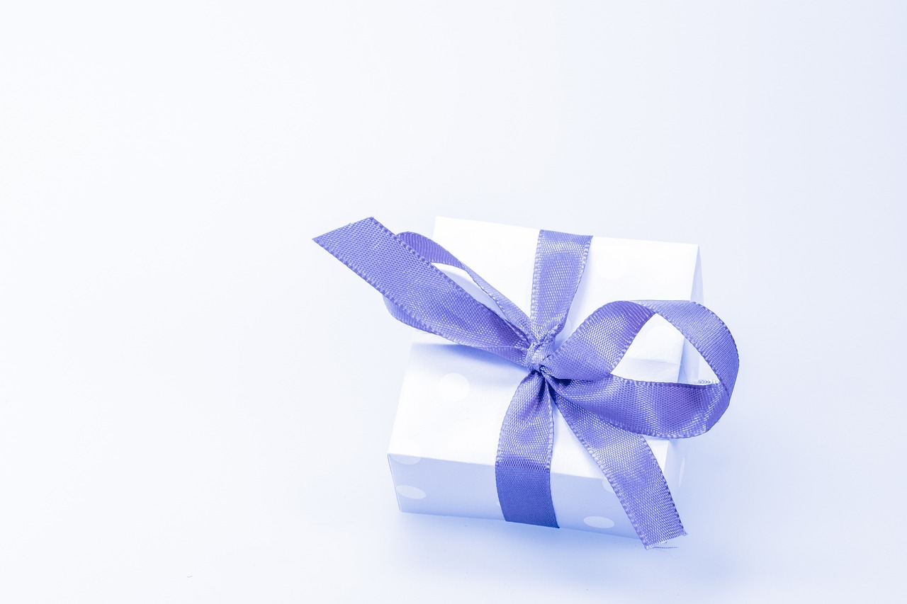 10 Fun and Simple Holiday Gift Wrap Ideas